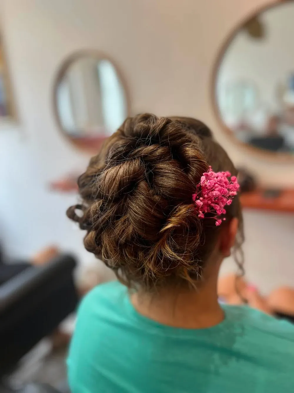 Chignon bas élégant avec fleur — Hair Lover Boulogne-sur-Mer