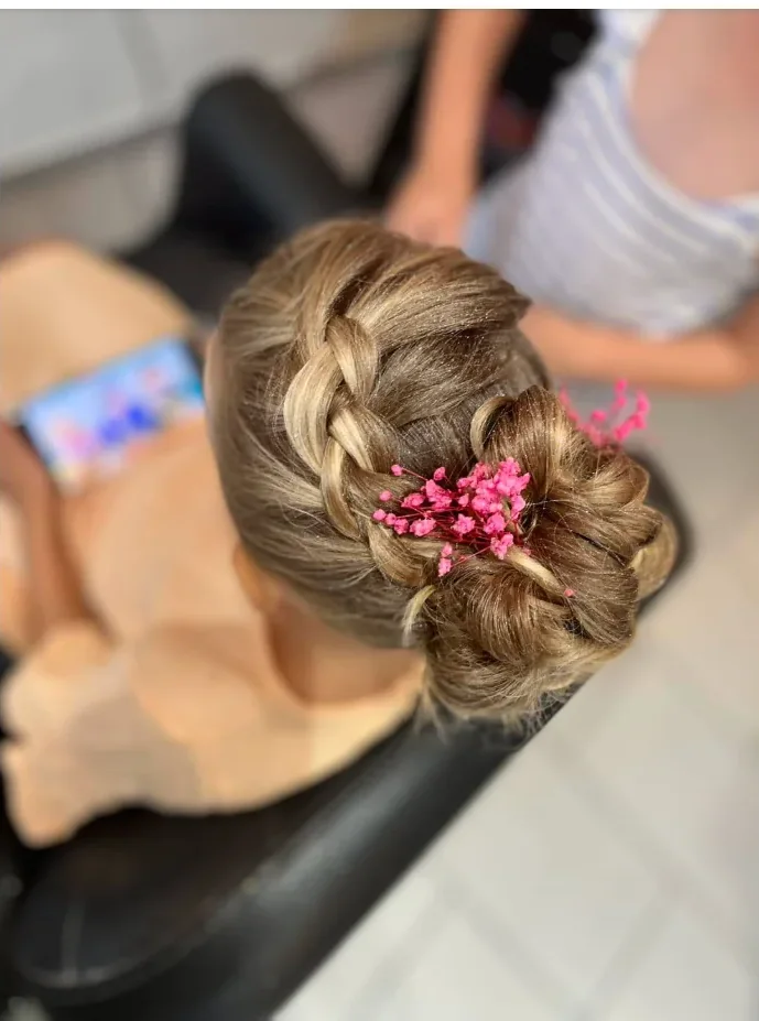 Chignon tressé fleuri, vue de dessus — Hair Lover Boulogne-sur-Mer