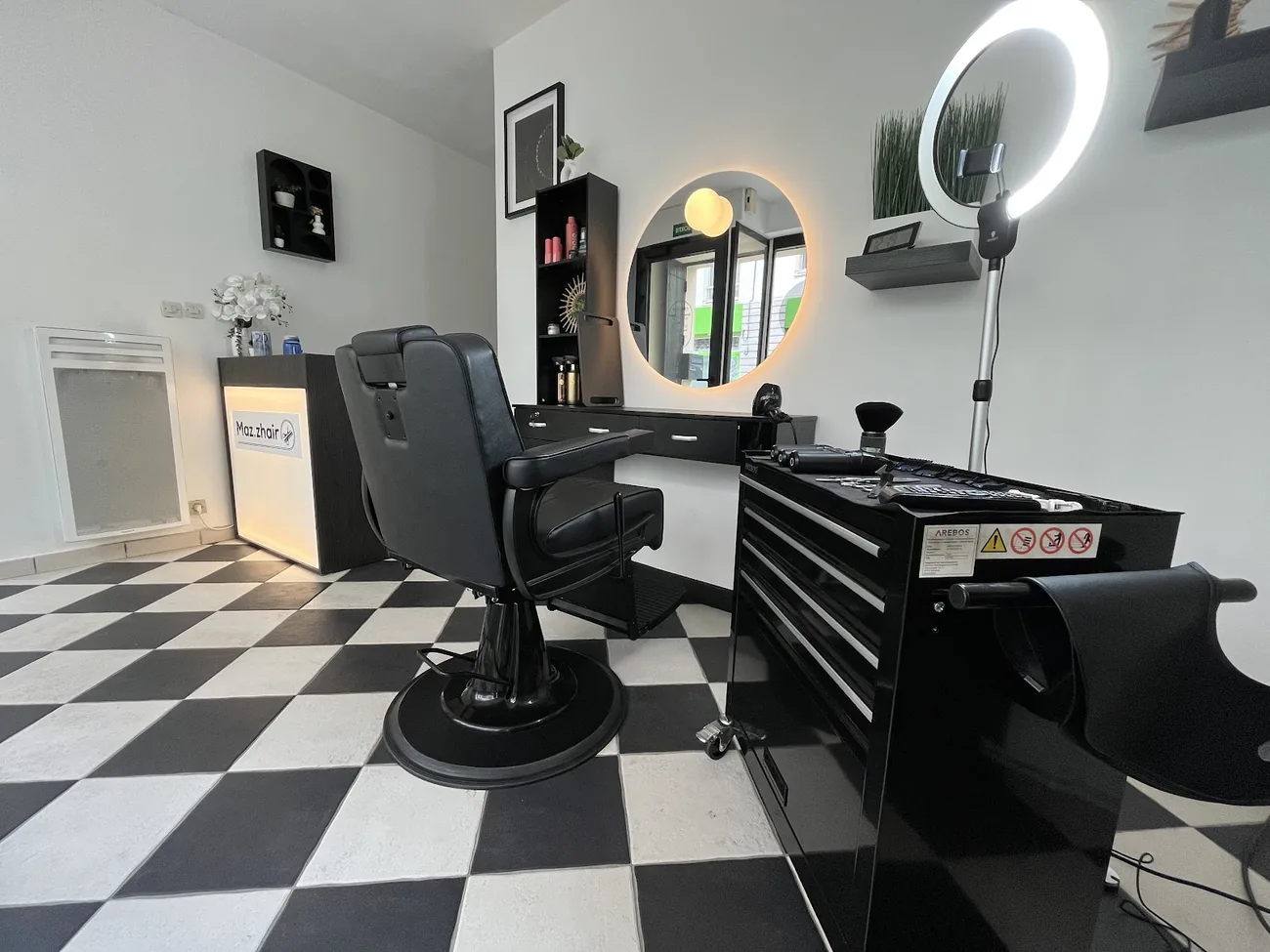 Intérieur du salon Hair Lover, sol en damier — coiffeur à Boulogne-sur-Mer